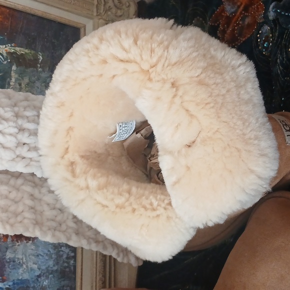 UGG Bailey Button Triplet boots Size 7 Excellent Cond. - Picture 4 of 6